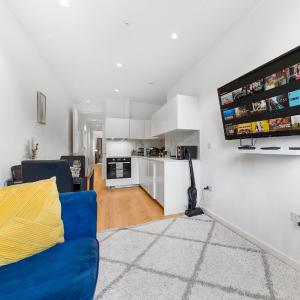 Modern Luxury Apartment next to Aldgate East Station, long term contractor pricing available