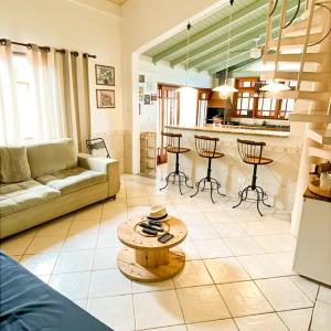 Casa completa com garagem, churrasqueira, ar condicionado e próximo do Perequê