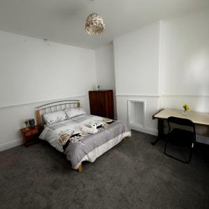 Double-Bedroom in the Heart of Salford Manchester Perfect for Short Stays GCSW6