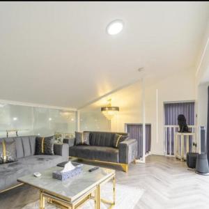 New Modern Stylish Villa Near City Centre Birmingham, with outdoor Hot Tub