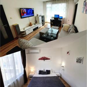 3-Room Apartment, Top Center, 1st Floor Flat, AUBG, WiFi, PC i5 SSD, Tablet, AndroidMiTvBox, 3 LED TVs 200 Channels, Long Terrace, Self-Easy-Late Check-in Key Box, Stay Before Greece