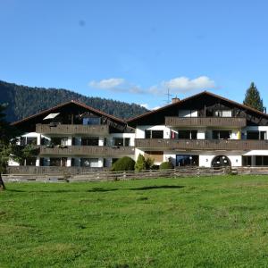 Ferienwohnung Farchanter Alm mit Schlafzimmer, Wohnzimmer und Schlafnische