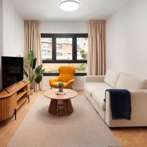 Your Sunny Retreat! Modern apt steps to the beach