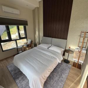 Modern Room with Kitchen, Roofdeck Near White Beach