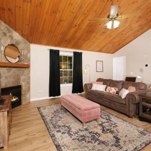 Miner's Lady is a clean, tasteful, and COZY 1 bedroomsleeps 4 cabin!
