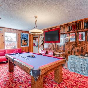 6 Mi to Downtown 70s-Themed Home in Nashville!