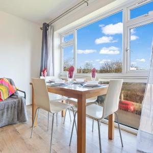 Luxury 2 Bedroom Apartment with Free Parking Opposite Queen Elizabeth Hospital