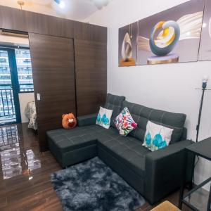 Cozy Crash Pad A Laughter Friendly Makati 2270 Gym swim park 300 mbps