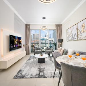 1BR Stunning Canal & Burj view, Luxury Stay at Fairview Residency