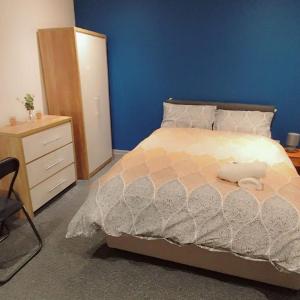 Double-Bedroom in the Heart of Eccles Manchester BH4 Perfect for Short Stays