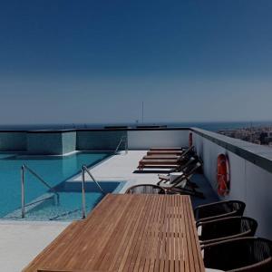 Luxury tower pool&free parking 10 min to historical center