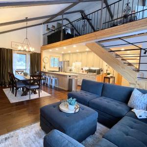 Cozy Mountain Retreat in Pine Valley, UT with decks, game room, and mountain views