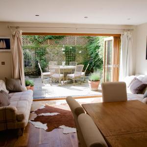 Spacious flat with south facing garden
