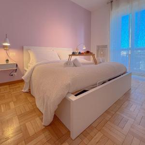 Spacious Apartment with Balcony and 2 Bathrooms by Host Hero