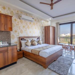 Hotel Gill Comfort Inn - Close to MEDANTA, ARTEMIS AND FORTIS HOSPITAL