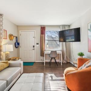 Family Friends and free parking 1mile to downtown