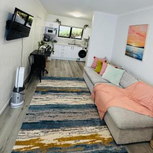 Waterfront studio unit near Auckland Airport