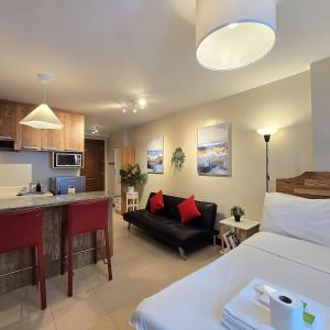Citispace 1BR Condotel Suite at Ridgewood Towers Near BGC Airport #RW16A