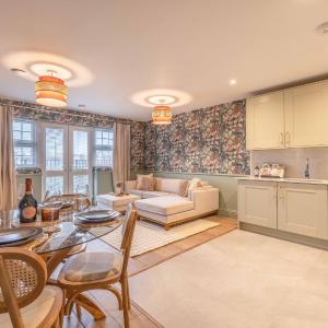 Escape in Style to Windsor with Free Parking - By Tempstay