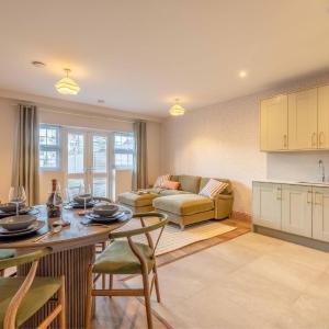 Garden Flat - 2 Bed 2 Bath - Allocated Parking - By Tempstay