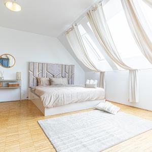 Comfy 3 Bedroom Apartment with Living Room and Balcony near Park