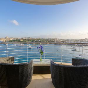 Seaview Luxury 3Br Apartment in Sliema