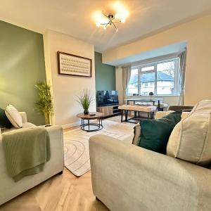 Lovely spacious 3 double bed flat, LS17