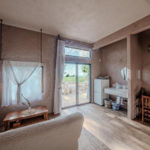 宮古島の自然豊かで静かなエリアroom0オリジナルインテリア小物が溢れる空間