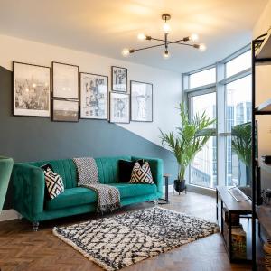 Trendy city centre apartment with free parking