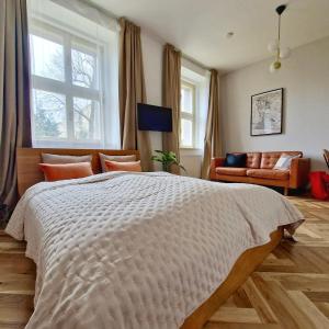 Quiet Warm studio, 5 min to Metro A, airport link, fast Wi-Fi
