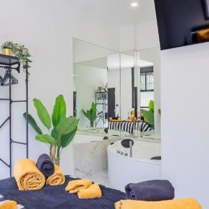 The Juanita Reina's Jacuzzi Apartment