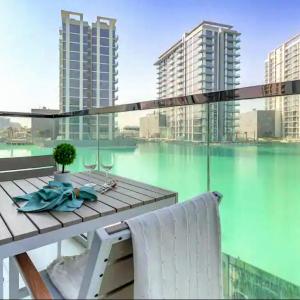 Luxury Waterfront 1BR - Dubai Lagoon Escape