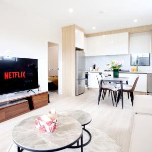 4 bedrooms Retreat with Netflix with Prime Location