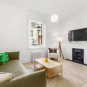 Timeless Dawes Point Retreat Near Circular Quay
