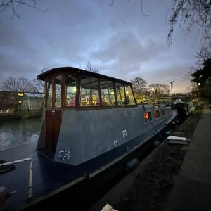 London Dutch Barge - Sleeps 3 & Cosy Fireplace