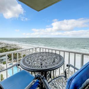 Oceanfront Condo Sleeps 6 Walk To Beach Pool