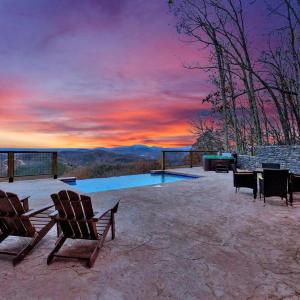 Honey Bear Hideaways - Luxury Cabin with Infinity Pool, Breathtaking Mountain Views & Sunset Decks