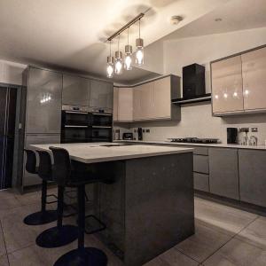 Beautiful 5 Bedroom Home Sleeps 12 people in Manchester