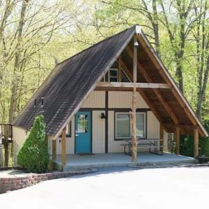 Stunning 4BR Cabin Retreat with Expansive Deck