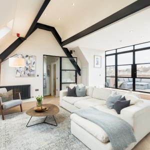 Modern 1 Bed with Roof Terrace Central Warwick Pass the Keys