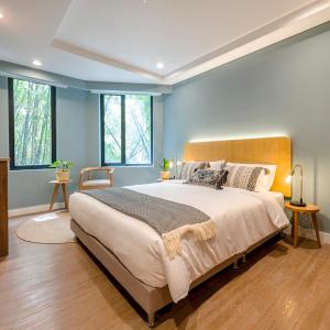 Vibrant Space- Explore Wonders in El Tesoro 313
