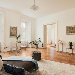 Spacious & Elegant, ideal location