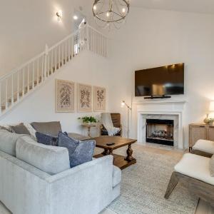 Beautiful Sleek and Modern 4 bdrm
