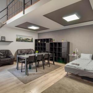 4 Room 2 Bathroom Super Central Large Home with AC