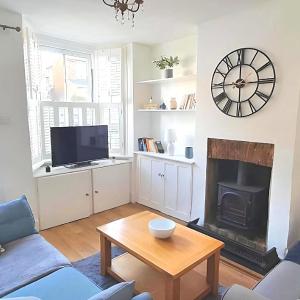 Meadvale - Lovely 3 Bed Victorian House