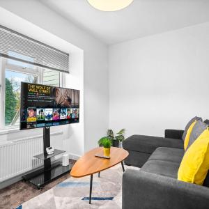 Cozy Apartment - Pet Friendly - Street Parking - Free Netflix 4BR