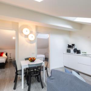Bright Attic M4 - 2 Bedrooms
