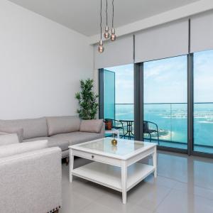Luxury 2BR Apt with Pool, Gym & Sea Views
