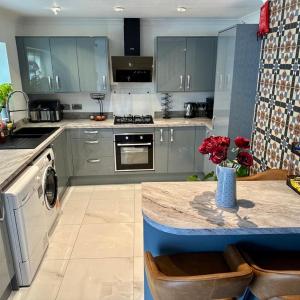 4 Bedroom house rented by the Room