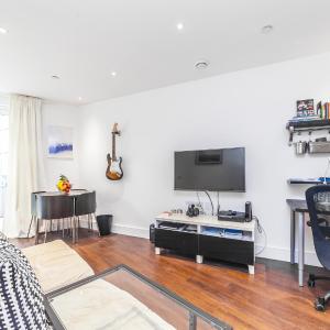 Chic Sun-Filled 1 BDR Apt with Private Terrace